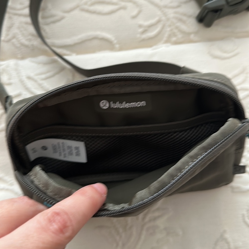 Lululemon belt bag NWOT - Picture 4 of 8